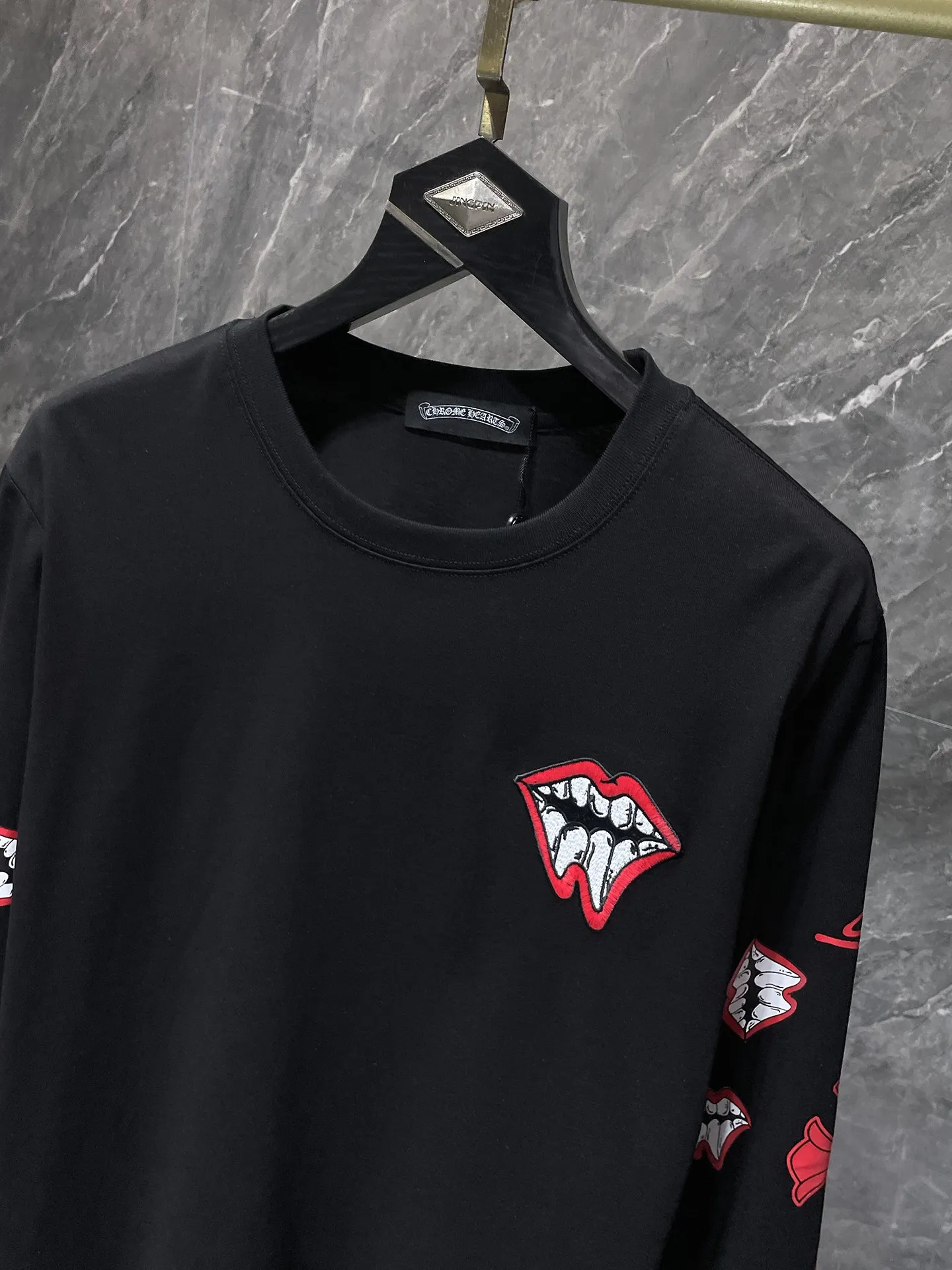 P176 Chrome Hearts🍁Long T Series🍁 Available simultaneously at counters❤️Fully upgraded fabrics! ! Crow MattyBoy red lip cross-stitch embroidery leather long-sleeved T. Re-engraved version 1:1 high weight original fabric 🌈Recommended colors: black white 🌈 Size: S, M, L, XL